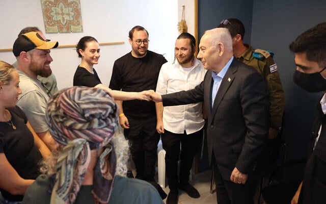 Prime Minister Benjamin Netanyahu visits the family of IDF soldier Yehuda Katz, buried 44 years after he was killed in action, in Jerusalem, August 26, 2026. (Yaakov Lederman/Flash90)