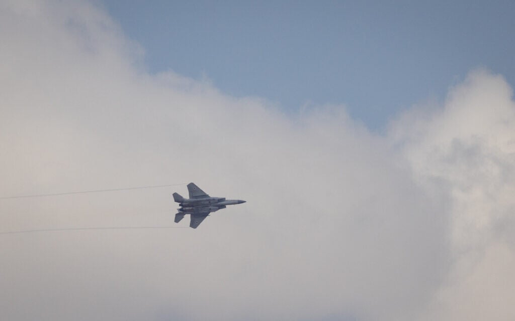 An Israeli fighter jet seen in the skies over central Israel. August 17, 2026. (Nati Shohat/Flash90)