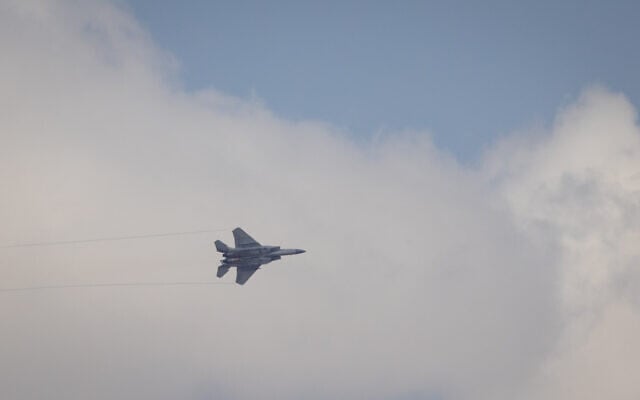 An Israeli fighter jet seen in the skies over central Israel. August 17, 2026. (Nati Shohat/Flash90)
