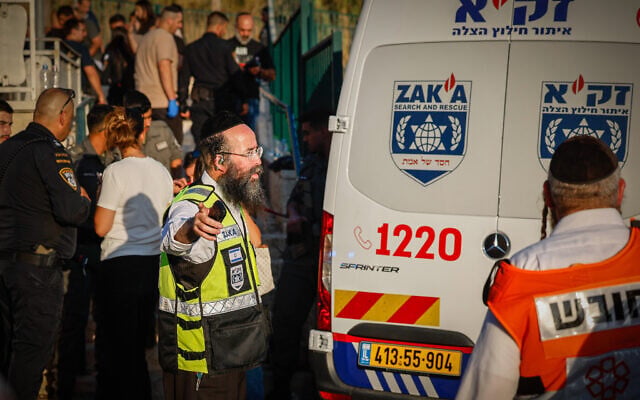 Police and emergency forces at the scene where two children were stabbed in the city of Beit Shemesh, August 17, 2026. (Oren Ben Hakoon/Flash90)