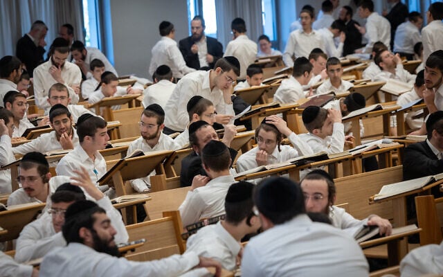 Jewish yeshiva students study at the Kamenitz Yeshiva, in Jerusalem on August 19, 2026. (Chaim Goldberg/Flash90)