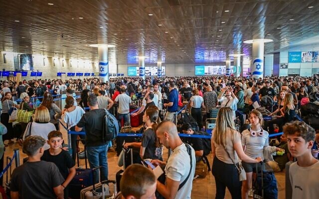 Thousands of passengers wait at Ben Gurion International Airport during a wildcat strike, August 20, 2026. (Avshalom Sassoni/Flash90)
