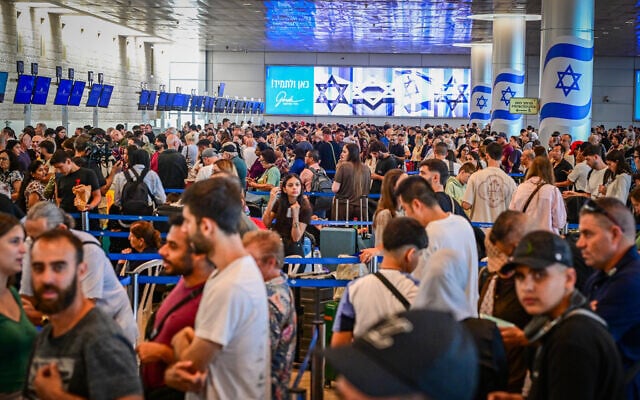 Thousands of passengers wait at Ben Gurion International Airport near Tel Aviv after operations shut down on August 20, 2026. (Avshalom Sassoni/Flash90)