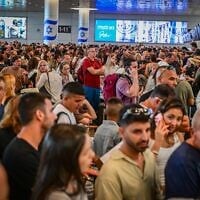 Thousands of passengers wait at Ben Gurion International Airport during a strike, August 20, 2026. (Avshalom Sassoni/Flash90)