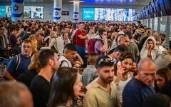 Thousands of passengers wait at Ben Gurion International Airport during a strike, August 20, 2026. (Avshalom Sassoni/Flash90)