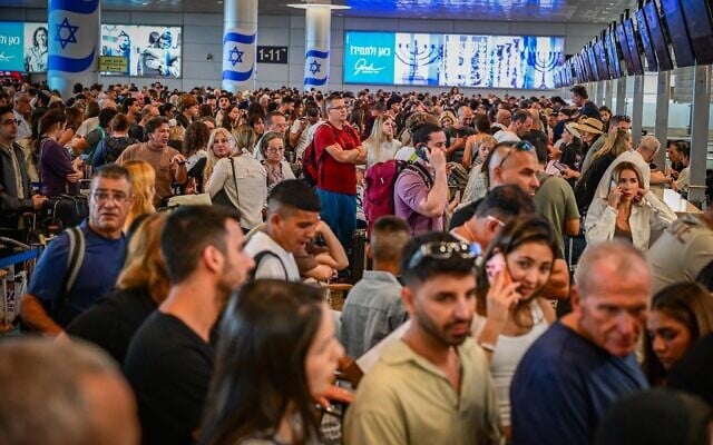 Thousands of passengers wait at Ben Gurion International Airport during a strike, August 20, 2026. (Avshalom Sassoni/Flash90)
