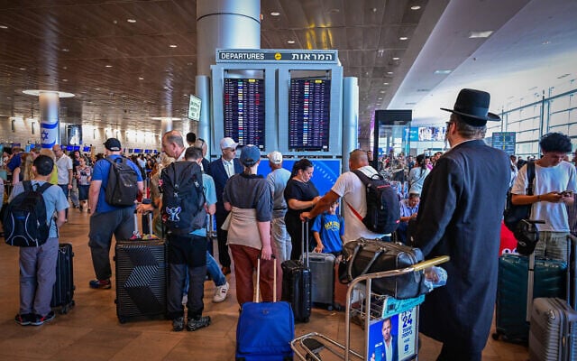 Thousands of passengers wait at Ben Gurion Airport near Tel Aviv after a strike was announced, August 20, 2026. (Avshalom Sassoni/Flash90)
