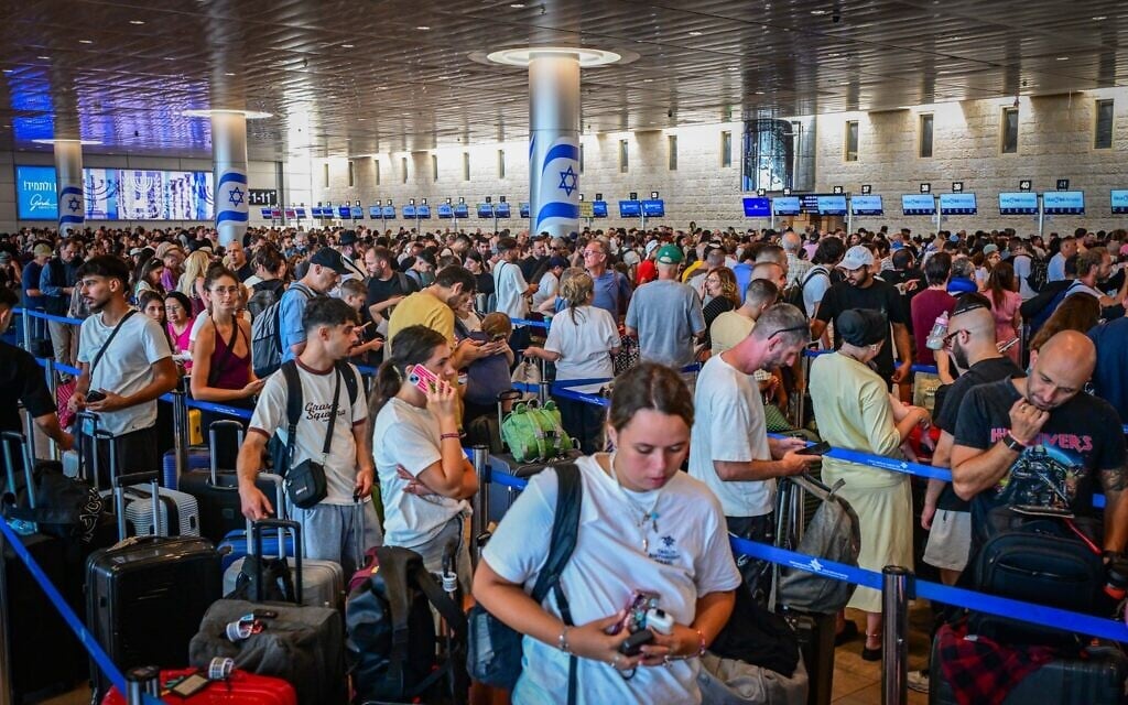 Thousands of passengers wait at Ben Gurion International Airport near Tel Aviv after a strike was announced, August 20, 2026. (Avshalom Sassoni/Flash90)