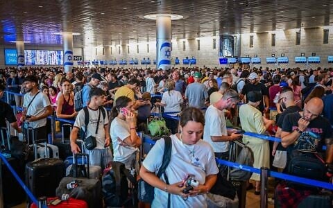 Thousands of passengers wait at Ben Gurion International Airport near Tel Aviv after a strike was announced, August 20, 2026. (Avshalom Sassoni/Flash90)