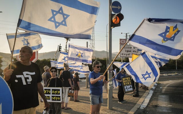 Demonstrators protest against the current Israeli government at Amiad Junction, in northern Israel, August 22, 2026. (Michael Giladi/Flash90)