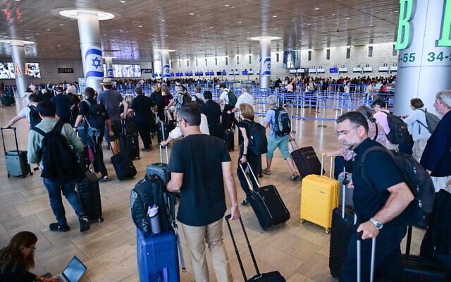 Passengers at the Ben Gurion International airport near Tel Aviv, August 23, 2026. (Avshalom Sassoni/Flash90)
