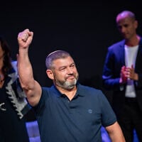 Ofer Winter takes the applause at the launch of his People of Israel party, in Jerusalem, August 25, 2026. (Chaim Goldberg/Flash90)