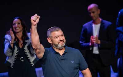 Ofer Winter takes the applause at the launch of his People of Israel party, in Jerusalem, August 25, 2026. (Chaim Goldberg/Flash90)
