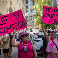 Protesters hold a counter-demonstration in support of the Basimta cafe in central Jerusalem, August 29, 2026. (Oren Ben Hakoon/Flash90)
