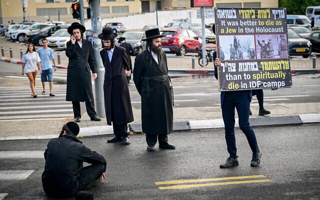 Ultra-Orthodox Jews protest against IDF conscription outside the Tel HaShomer army base in Ramat Gan, August 31, 2026. (Avshalom Sassoni/Flash90)