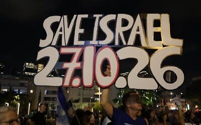 Anti-government protesters rally at Tel Aviv's Habima Square, August 8, 2026. (Yoav Loeff/Pro-Democracy Protest Movement)