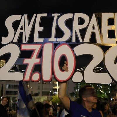 Anti-government protesters rally at Tel Aviv's Habima Square, August 8, 2026. (Yoav Loeff/Pro-Democracy Protest Movement)