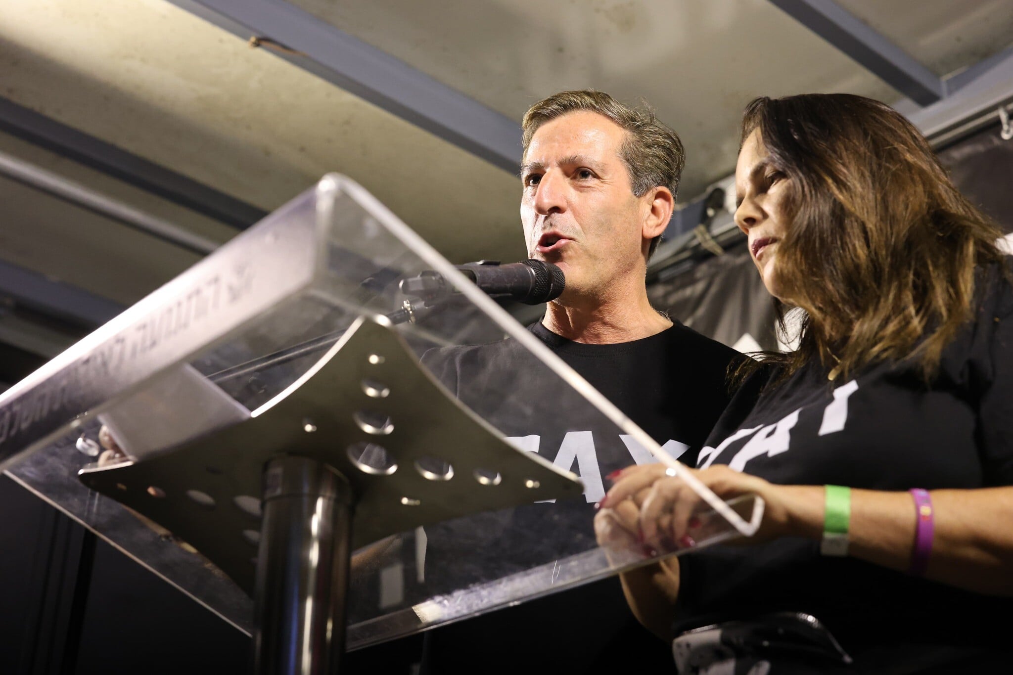 Slain hostage's parents urge public only back parties vowing state Oct. 7 probe