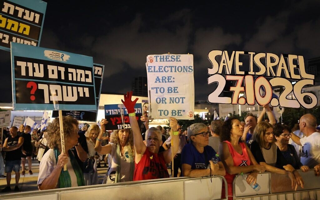 Anti-government, pro-democracy protesters at Habima Square in Tel Aviv, August 22, 2026. (Yoav Loeff / Pro-Democracy Protest Movement)