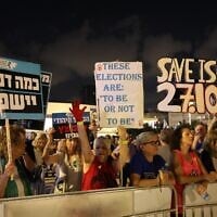 Anti-government, pro-democracy protesters at Habima Square in Tel Aviv, August 22, 2026. (Yoav Loeff / Pro-Democracy Protest Movement)