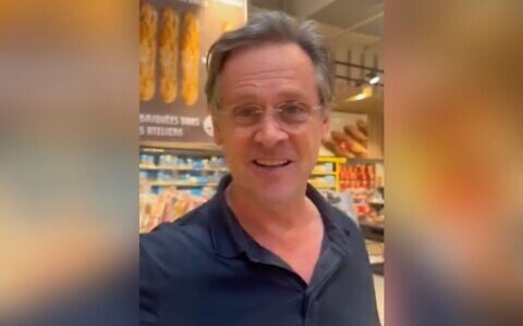 An Irish man is filmed after allegedly making an antisemitic remark, in a clip posted to social media August 11, 2026. (@ListentoLewko on X)