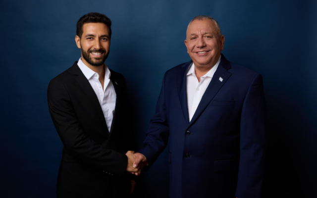 Ramat Gan Deputy Mayor Israel Zari, left, shakes hands with Yashar party chief Gadi Eisenkot, in a photo released after the party announces Zari will be on its electoral list. (Courtesy Yashar)