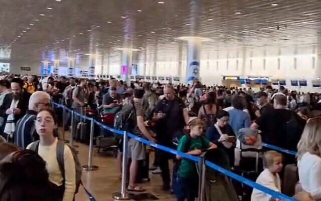 Travelers wait in the departures hall of Israel's Ben Gurion International Airport during a wildcat strike. August 20, 2026. (X screenshot, used in accordance with clause 27a of the copyright law)