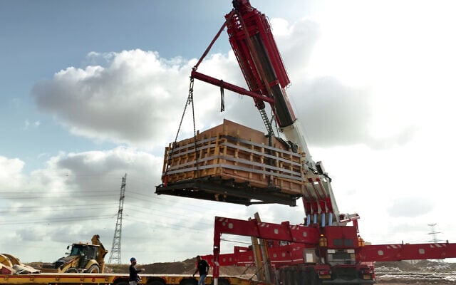 A crane moves an ancient 25-ton mikveh discovered in the southern city of Kiryat Gat, July 2026 (Emil Aladjem/Israel Antiquities Authority)