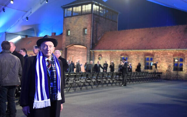 Polish-born oldest known Holocaust survivor Yehuda Widawski from Tel Aviv arrives at a tent build in front of the entrance of the former Nazi concentration camp Auschwitz-Birkenau for a ceremony to mark the 70th anniversary of the liberation of the death camp on January 27, 2015, in Oswiecim, Poland. (AFP PHOTO/ODD ANDERSEN)