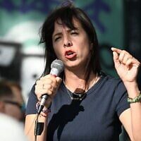 Elif Eralp, mayoral candidate for Die Linke in the upcoming regional elections, addresses supporters during a campaign stop in Berlin, August 29, 2026. (Ralf Hirschberger/AFP)
