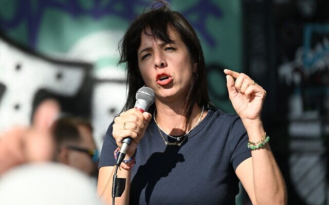 Elif Eralp, mayoral candidate for Die Linke in the upcoming regional elections, addresses supporters during a campaign stop in Berlin, August 29, 2026. (Ralf Hirschberger/AFP)