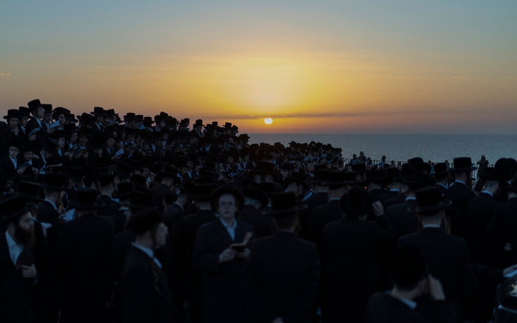 Ultra-Orthodox Jewish men and children perform the 'Tashlich' ritual in Netanya on September 17, 2026. (Ilia YEFIMOVICH/AFP)
