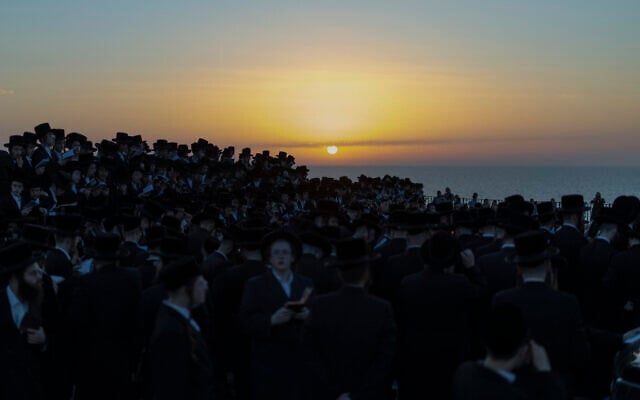 Ultra-Orthodox Jewish men and children perform the 'Tashlich' ritual in Netanya on September 17, 2026. (Ilia YEFIMOVICH/AFP)