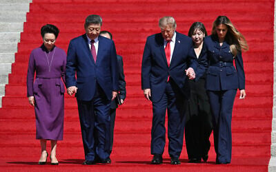 US President Donald Trump, First Lady Melania Trump, China’s President Xi Jinping and his wife Peng Liyuan walk down the steps after a visit the National Archives in Washington, DC on September 25, 2026. (SAUL LOEB/AFP)