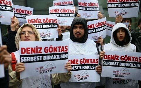 Protesters hold placards reading 'Deniz Goktas, Let him be released!' during a demonstration in support of Turkish comedian Deniz Goktas, as he went on trial for insulting Turkey’s President Recep Tayyip Erdogan and other offenses, seen outside the Justice Palace courthouse in Istanbul on September 28, 2026. (YASIN AKGUL/AFP)