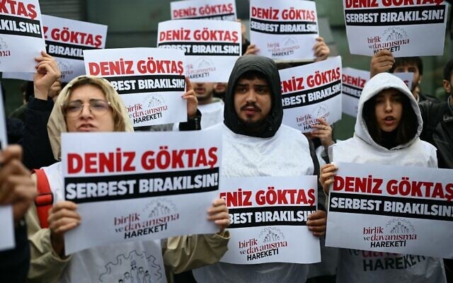 Protesters hold placards reading 'Deniz Goktas, Let him be released!' during a demonstration in support of Turkish comedian Deniz Goktas, as he went on trial for insulting Turkey’s President Recep Tayyip Erdogan and other offenses, seen outside the Justice Palace courthouse in Istanbul on September 28, 2026. (YASIN AKGUL/AFP) Protesters hold placards reading 'Deniz Goktas, Let him be released!' during a demonstration in support of Turkish comedian Deniz Goktas, as he went on trial for insulting Turkey’s President Recep Tayyip Erdogan and other offenses, seen outside the Justice Palace courthouse in Istanbul on September 28, 2026. (YASIN AKGUL/AFP)