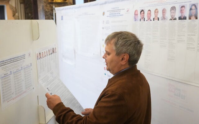 A voter looks on a ballot in the parliamentary election in Moscow, September 18, 2026. (AP Photo/Pavel Bednyakov) A voter looks on a ballot in the parliamentary election in Moscow, September 18, 2026. (AP Photo/Pavel Bednyakov)