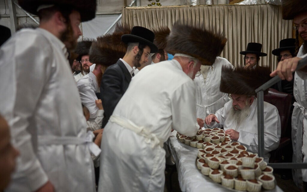 Ultra-Orthodox Jewish men receive cakes from their rabbi ahead of Yom Kippur, which begins at sunset, in Beit Shemesh, September 20, 2026. (AP Photo/Ohad Zwigenberg) Ultra-Orthodox Jewish men receive cakes from their rabbi ahead of Yom Kippur, which begins at sunset, in Beit Shemesh, September 20, 2026. (AP Photo/Ohad Zwigenberg)