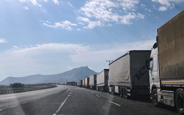 Trucks wait on the road leading to the Gurbulak border crossing on the Turkish-Iranian border in Agri province, eastern Turkey, September 22, 2026. (Serra Yedikardes/AP) Trucks wait on the road leading to the Gurbulak border crossing on the Turkish-Iranian border in Agri province, eastern Turkey, September 22, 2026. (Serra Yedikardes/AP)
