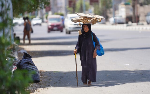 A Yemeni woman carries firewood on her head in Aden, Yemen, September 23, 2026. (AP Photo/Abdulnasser Alseddik)