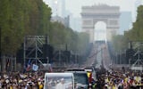 Pope Leo XIV greets faithful as he arrives to celebrate mass at Place de la Concorde, Paris, September 26, 2026. (AP Photo/Gregorio Borgia)