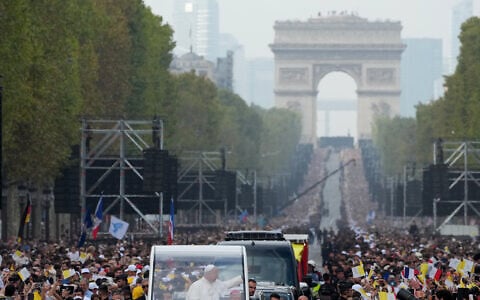 Pope Leo XIV greets faithful as he arrives to celebrate mass at Place de la Concorde, Paris, September 26, 2026. (AP Photo/Gregorio Borgia)