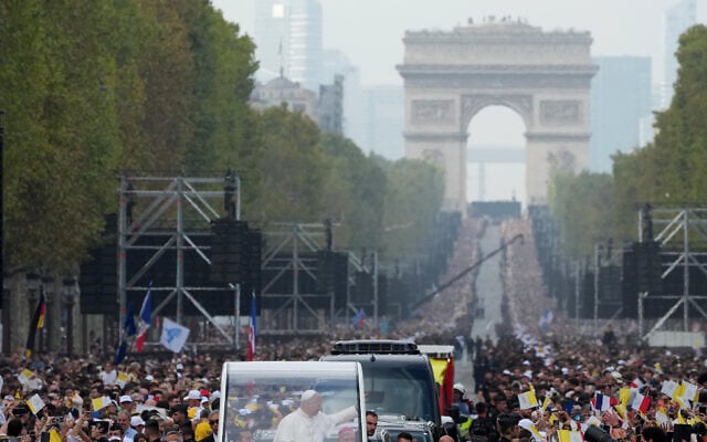 Pope Leo XIV greets faithful as he arrives to celebrate mass at Place de la Concorde, Paris, September 26, 2026. (AP Photo/Gregorio Borgia) Pope Leo XIV greets faithful as he arrives to celebrate mass at Place de la Concorde, Paris, September 26, 2026. (AP Photo/Gregorio Borgia)