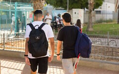 Children arrive for the first day of school in the southern Israeli city of Ashdod, September 1, 2025. (Liron Moldovan/Flash90)