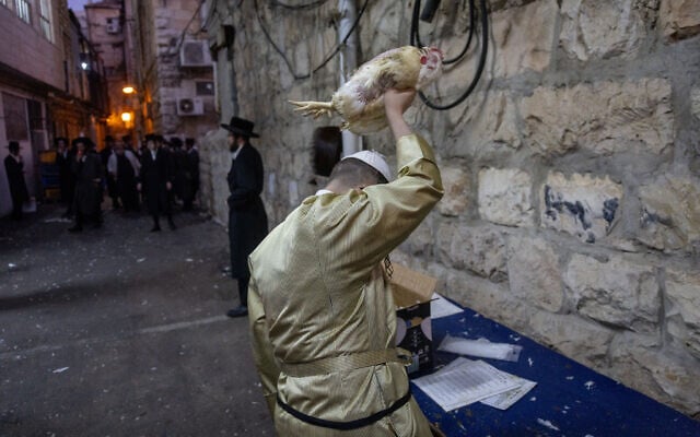 Ultra-Orthodox Jews perform the Kapparot ceremony in the ultra orthodox Jewish neighborhood of Meah Shearim, Jerusalem, on September 30, 2025. (Chaim Goldberg/Flash90)