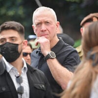 Former defense minister Yoav Gallant at the funeral of Israeli soldier Staff Sgt. Daniel Oz, at the military cemetery in Kfar Saba, November 6, 2025. (Avshalom Sassoni/Flash90)