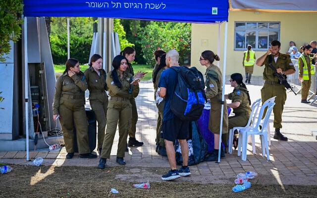 New recruits to the IDF’s 401st Armored Brigade arrive at Ariel Sharon Park in central Israel on their enlistment day, August 2, 2026. (Avshalom Sassoni/Flash90)