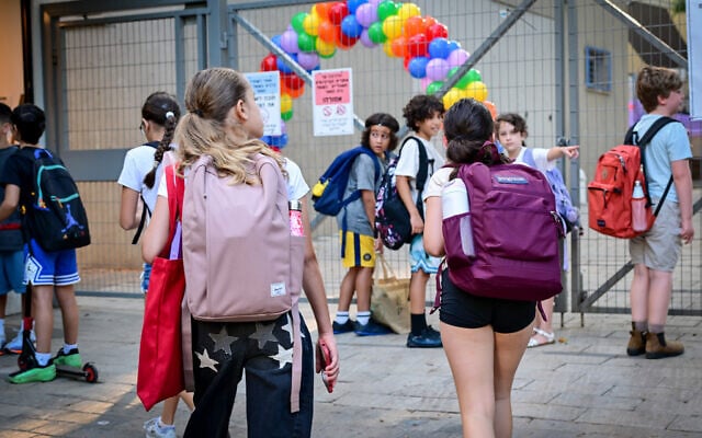 Children on the first day of the new school year, at Carmel Gavrieli school in Tel Aviv, September 1, 2026. (Avshalom Sassoni/FLASH90)