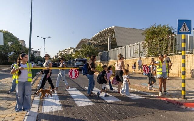 Children on their way to school in Ness Ziona, on the first day of the new school year, September 1, 2026. (Yossi Aloni/FLASH90)