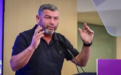 People of Israel party chairman Ofer Winter speaks during a press conference in Tel Aviv, September 2, 2026. (Avshalom Sassoni/Flash90)